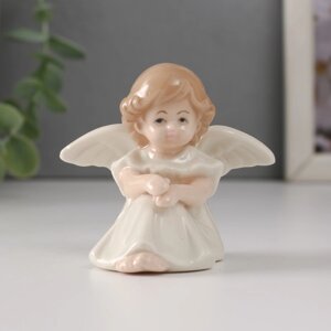 Сувенир керамика 'Девочка-ангел в белом платье с рюшами сидит' 7,5х5,5х6,5 см