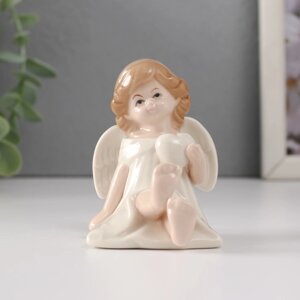 Сувенир керамика 'Девочка-ангел в белом платье с сердцем сидит' 6,5х5х7 см