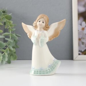 Сувенир керамика 'Девочка-ангел в платье с клеткой молится' 9х6х12 см