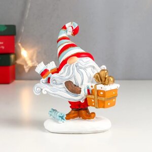 Сувенир полистоун 'Дедушка Мороз с подарком, в полосатом колпаке' 13х5,5х10,5 см