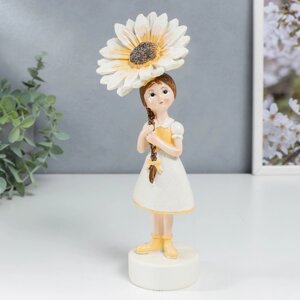 Сувенир полистоун 'Девочка в бело-жёлтом платье с маргариткой' 20,5х5,5х8,5 см