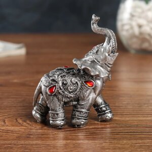 Сувенир полистоун 'Серебристый слон в попоне с рубинами' 10х5х8 см