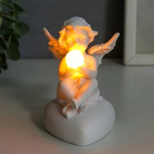 Сувенир полистоун свет 'Белоснежный ангел на сердце с огоньком' 9х5,5х5,7 см