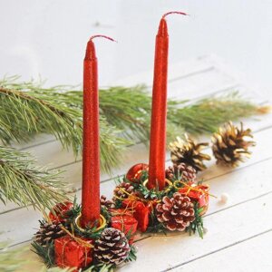 Свеча новогодняя с подсвечником 'Красные шишки и подарки'набор 4 шт) 4х13х17 см, красный