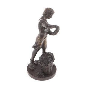 Статуэтка из бронзы "Девочка с виноградом"бронзовая статуэтка / декоративная фигурка