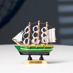 Корабль сувенирный малый «Аркхем», борта зелёные с жёлтой полосой, паруса белые, 31010 см