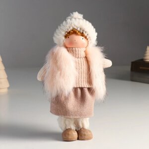 Кукла интерьерная "Малышка в меховом жилете и в шапке с помпоном" 27х9х12 см