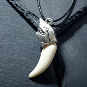 Кулон унисекс «Клык акулы», цвет белый в чернёном серебре на чёрном шнурке, 45 см