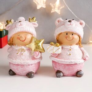 Сувенир полистоун "Малышка-пухляшка в розовом, в шапке мишки, с подарком" 13х9,5х7 см