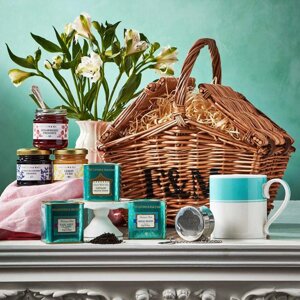 Набор с фирменным чаем, джем, кружкой и корзинкой для пикника by Fortnum&Mason (вековые британские традиции)