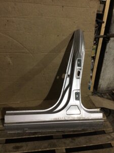 Центральная стойка кузова Mercedes-Benz E-Class W211 M273.960 2006 лев. (б/у)