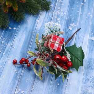 Декор 'Зимние грезы' подарок в клетку листья ягоды, 20 см
