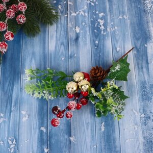 Декор 'Зимние грезы' ягоды веточки листья шишка, 19 см