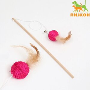 Дразнилка 'Сизалевый шар' с перьями и бубенчиком, на деревянной ручке, 40 см, розовый шар