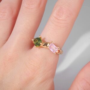 Кольцо 'Яркость' кристаллов, цвет розово-зелёный в золоте, безразмерное