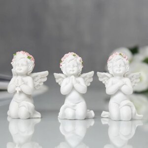 Сувенир полистоун 'Ангел в венке из роз в молитве' МИКС 6х4х2,6 см