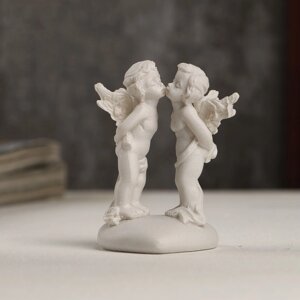 Сувенир полистоун 'Белоснежные ангелы - первый поцелуй' 6,2х4х3,6 см