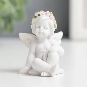 Сувенир полистоун 'Белоснежный ангел с венком из роз сидит' 5х3,5х4,3 см