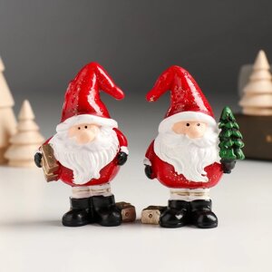 Сувенир полистоун 'Дед Мороз в красном колпаке с ёлочкой/подарком' МИКС 5х3,8х8,2 см