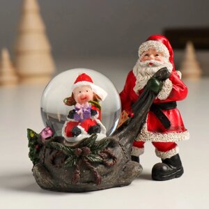 Сувенир полистоун водяной шар 'Дед Мороз с мешком подарков и помощницей' 10,5х6х8,5 см (комплект из 8 шт.)